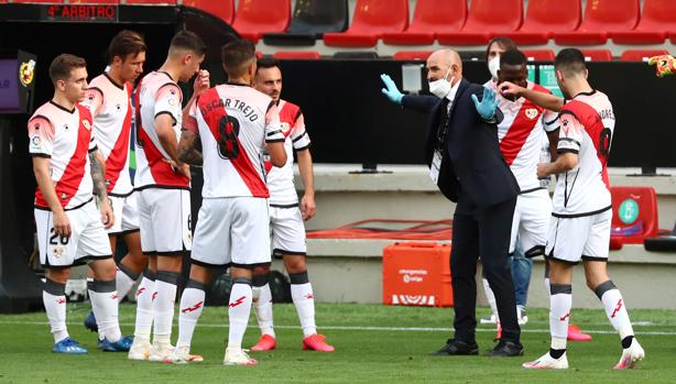 Un golazo de Advíncula en el primer partido poscoronavirus