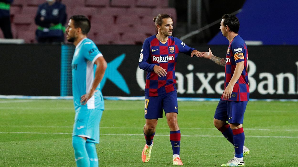 Messi y Griezmann se felicitan tras un gol del Barcelona ante el Leganés