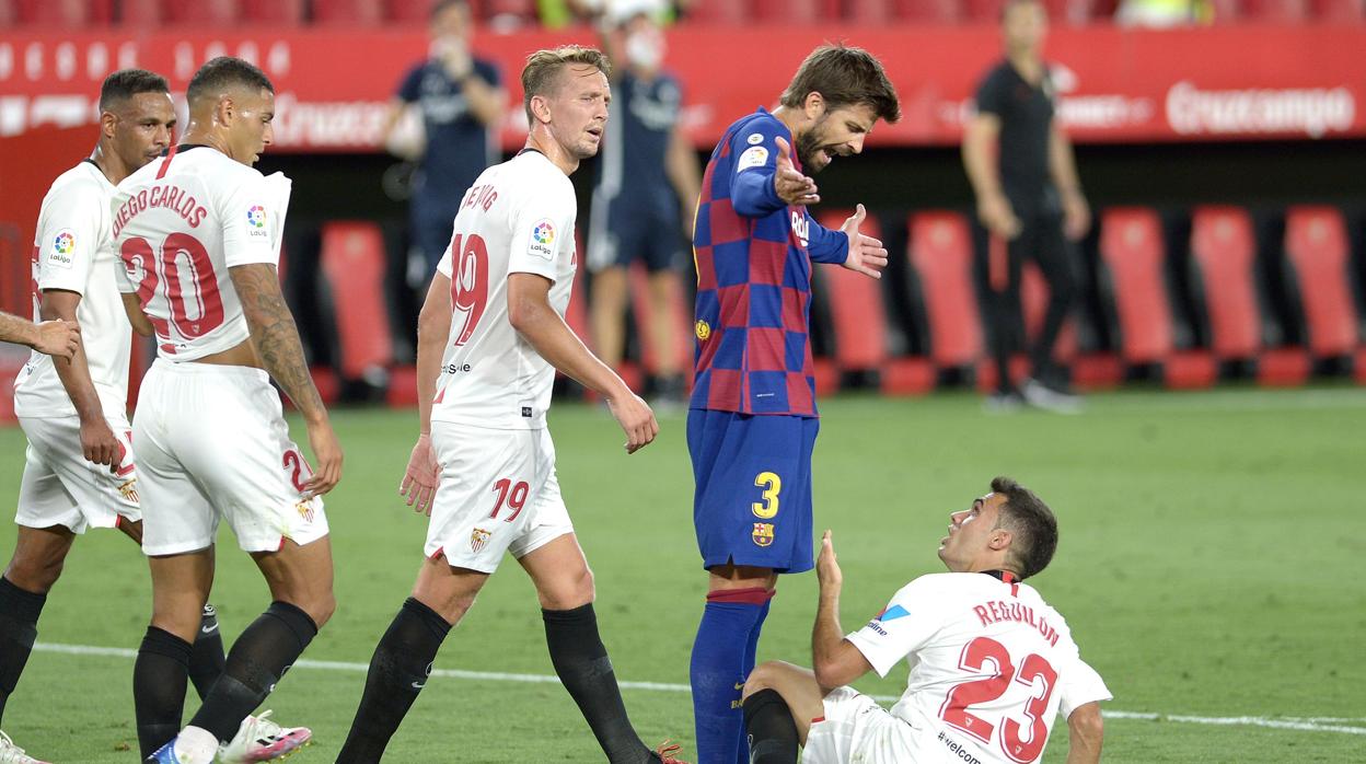 Piqué le recrimina a Reguilón una jugada