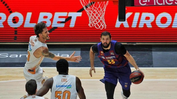 El Barça escala al liderato en un partido accidentado ante el Baskonia
