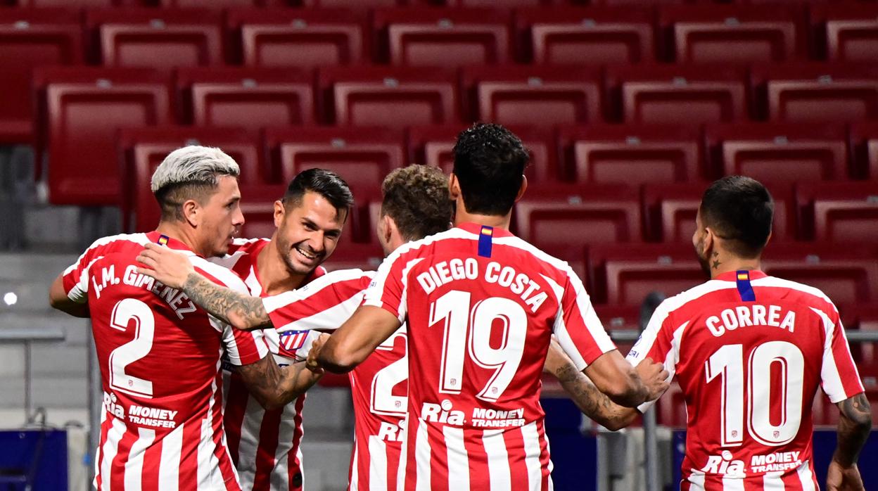 Vitolo, felicitado por los jugadores del Atlético tras marcar el sábado ante el Valladolid