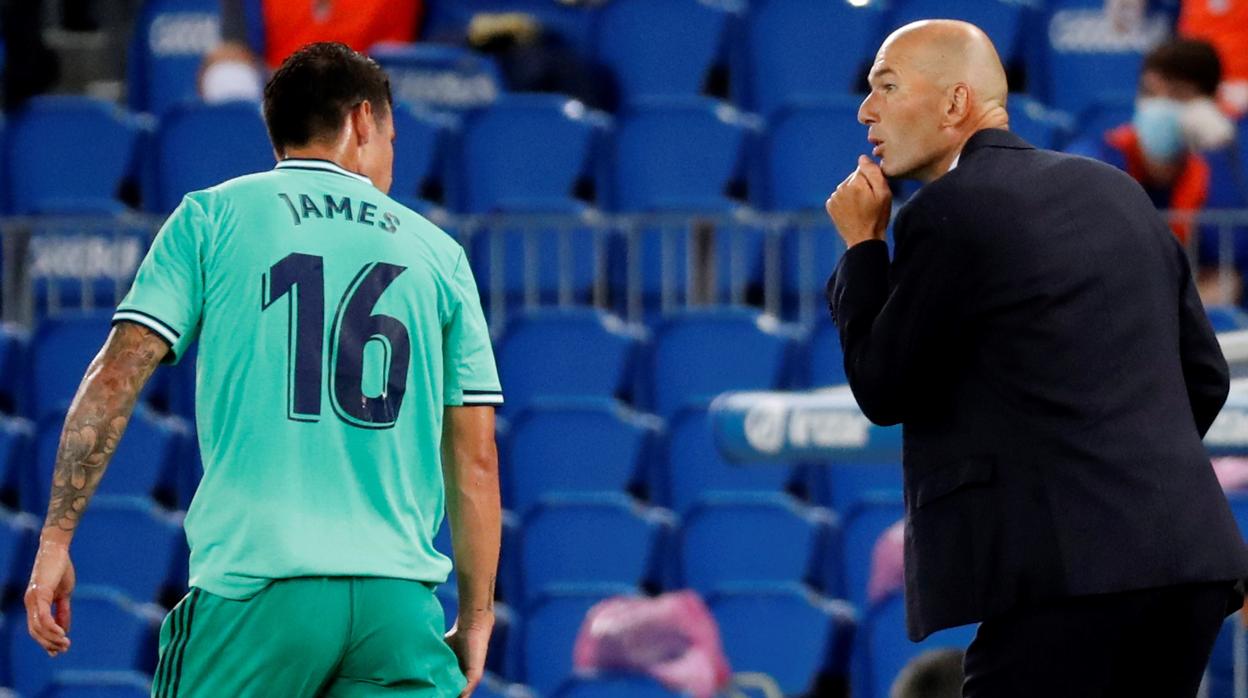 James recibe instrucciones de Zidane