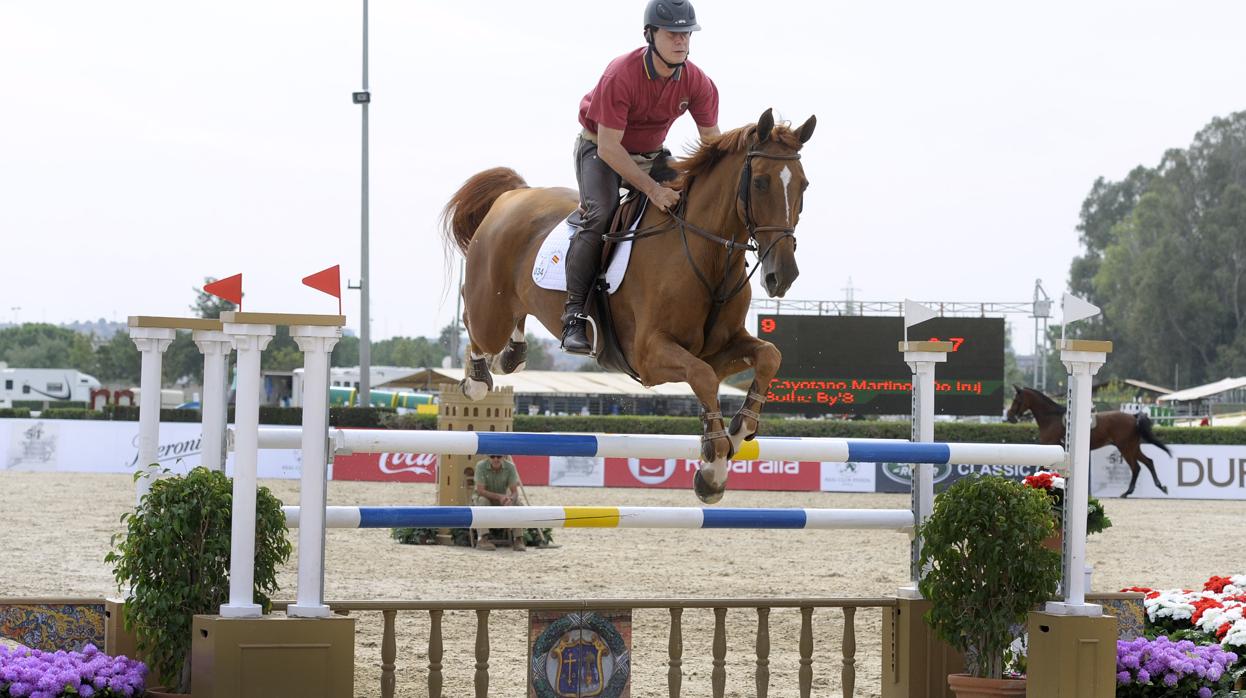 Un jinete participando en el Campeonato de España absoluto de saltos de obstáculos en Sevilla