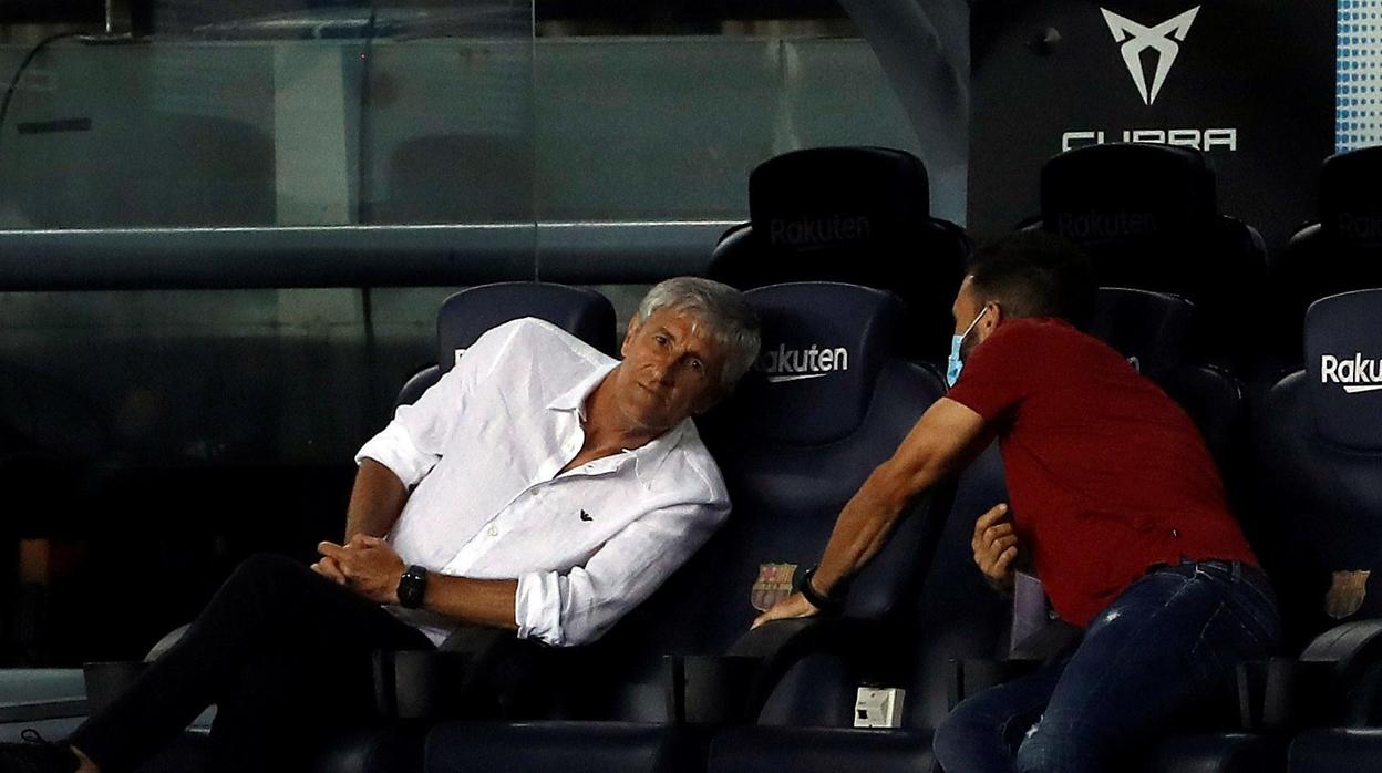 Setién y Eder Sarabia intercambian impresiones durante el partido ante el Athletic