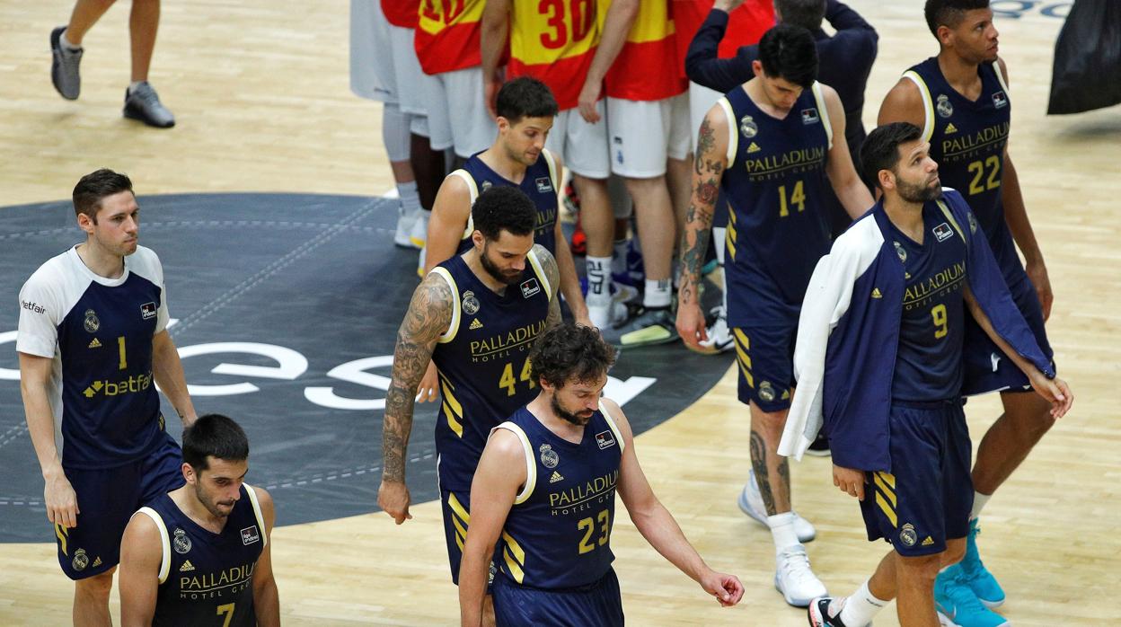 Los jugadores del Real Madrid, tras caer ante el Morabanc Andorra