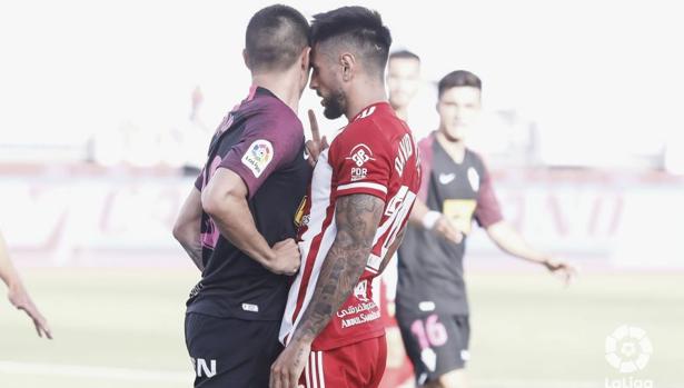 El Almería se mete en la pelea por el ascenso directo