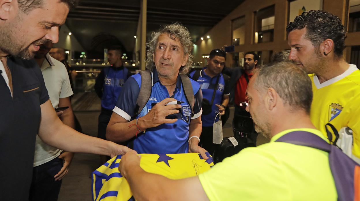 Mágico González, con hinchas del Cádiz