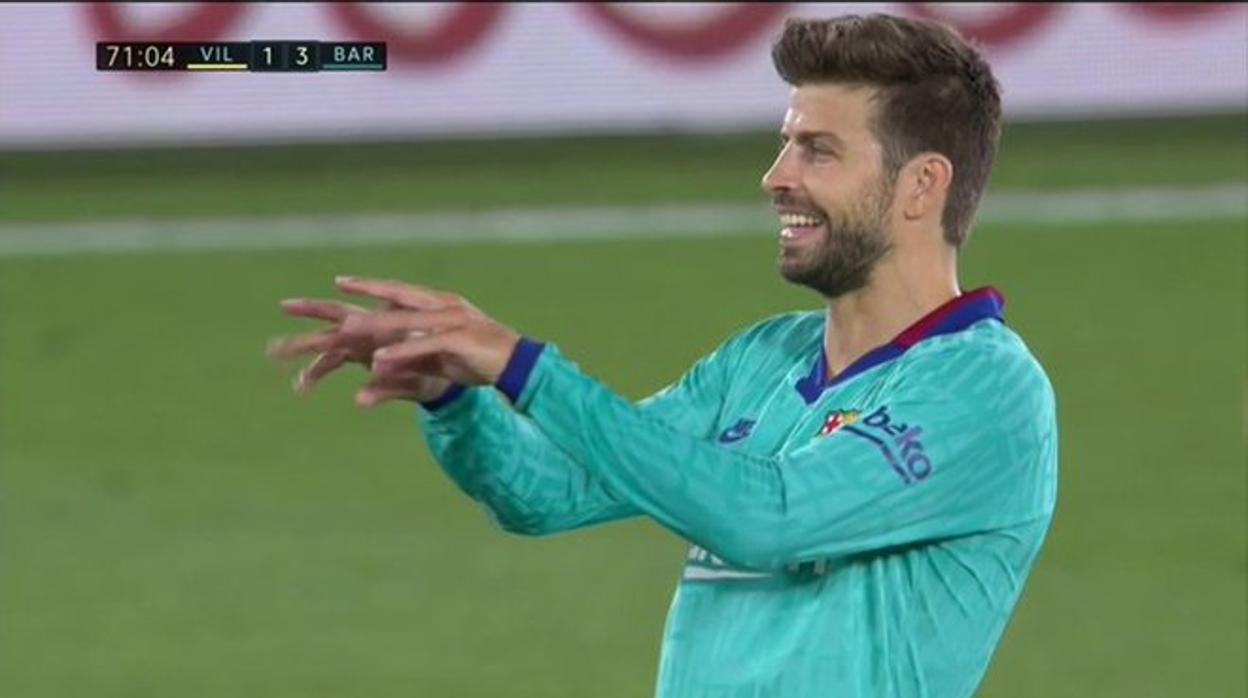 Piqué realiza un gesto al árbitro tras anulársele un gol a Messi