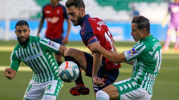 El Betis certifica la salvación matemática ante un Osasuna sin identidad