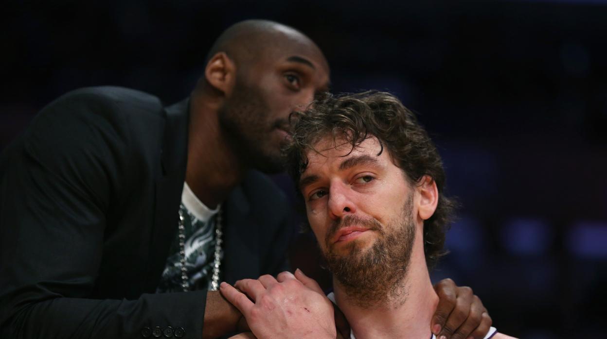 Pau Gasol junto a Kobe Bryant