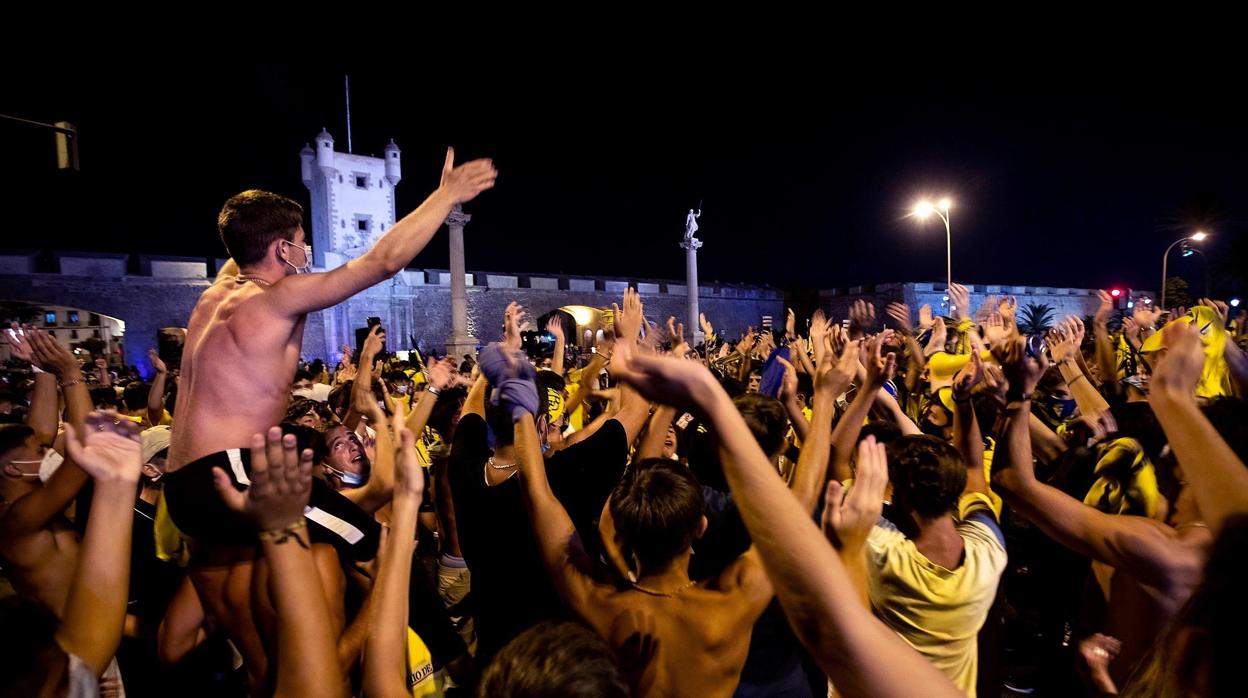 Celebración descontrolada en las calles de Cádiz