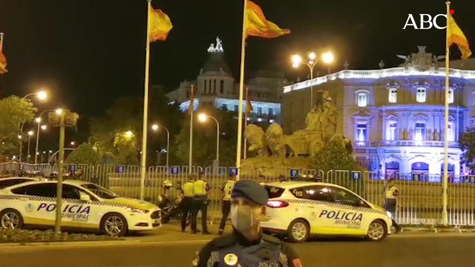 Operarios del Ayuntamiento de Madrid ponen una bandera a Cibeles para celebrar la Liga del Real Madrid