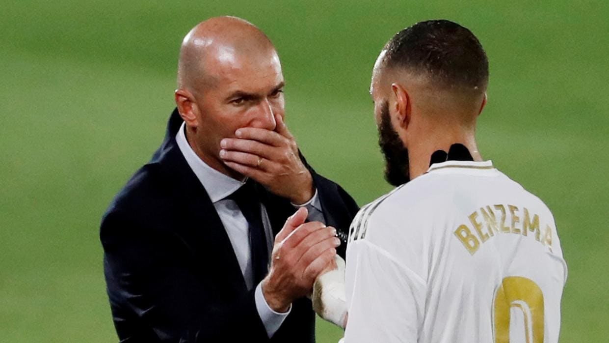 Zidane da instrucciones a Benzema