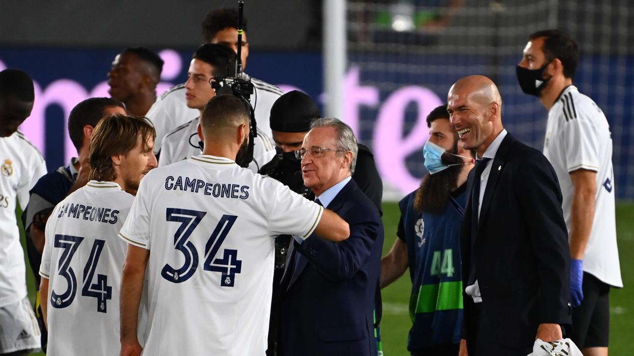 Florentino Pérez, con los jugadores