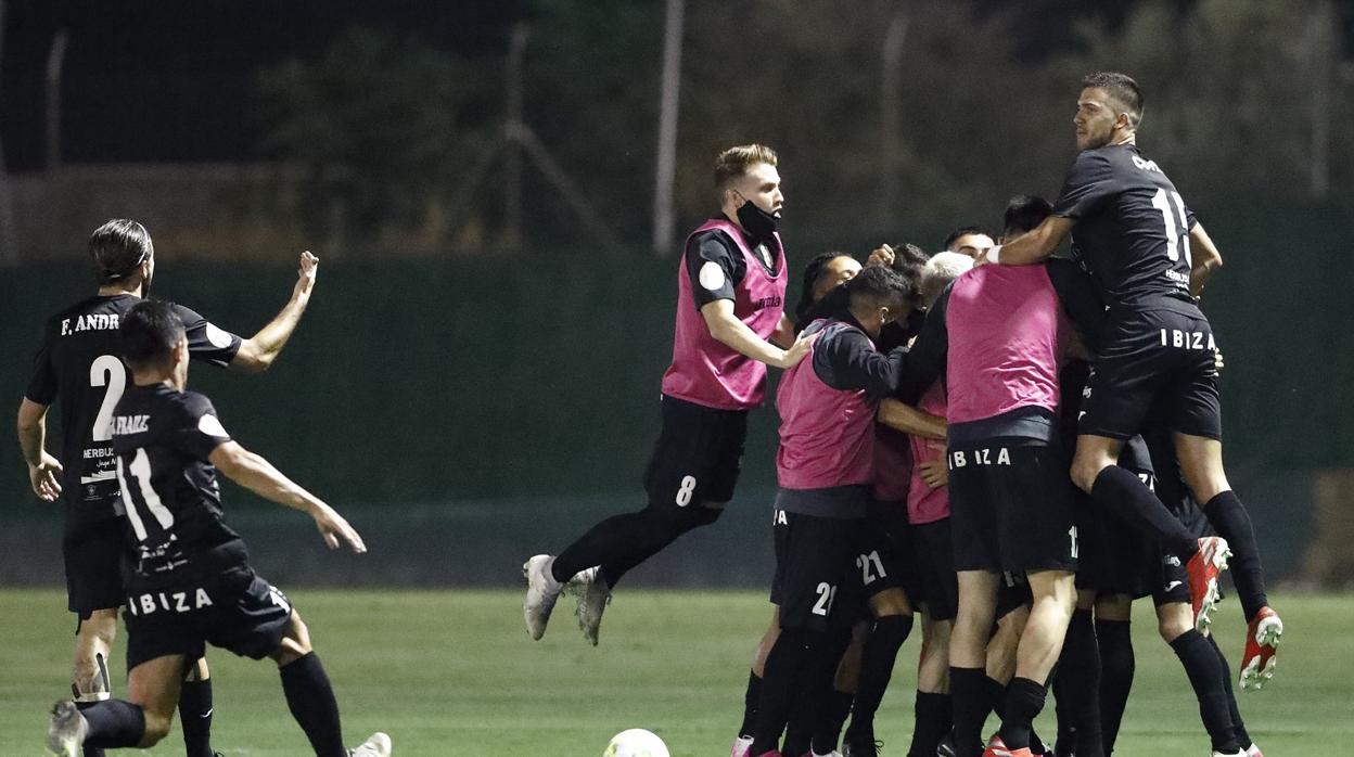 Los jugadores de la Penya Deportiva celebran un gol ante el Marbella