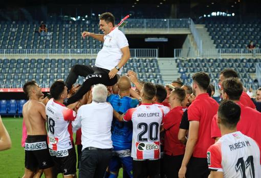 Sergio Rodríguez, entrenador, manteado por sus jugadores