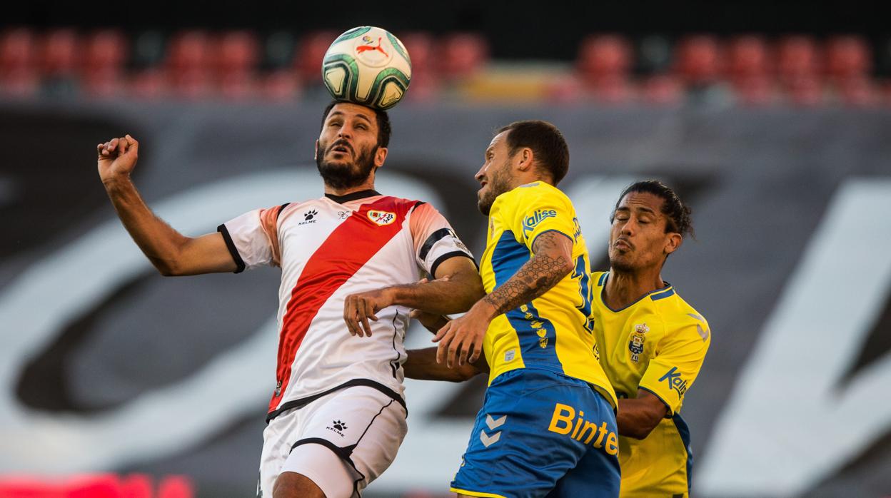 Qasmi disputa un balón en un partido de esta temporada