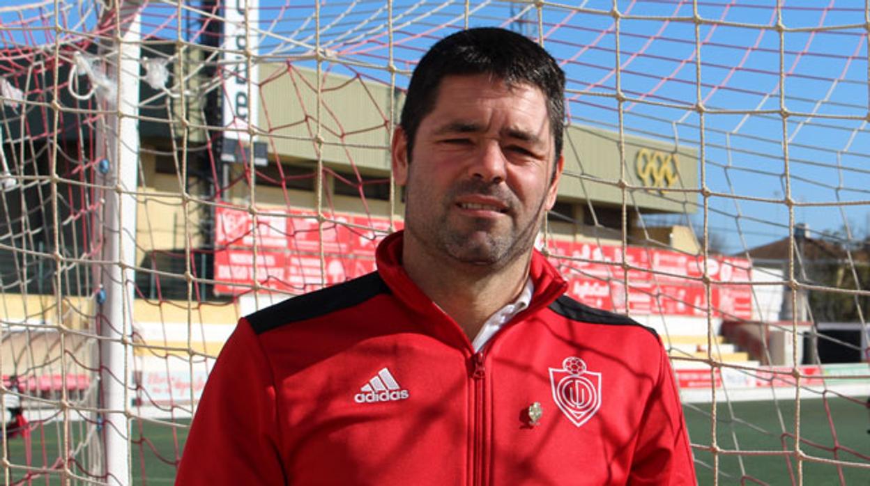 Juanjo Jiménez posa en el estadio municipal San Juan Bosco