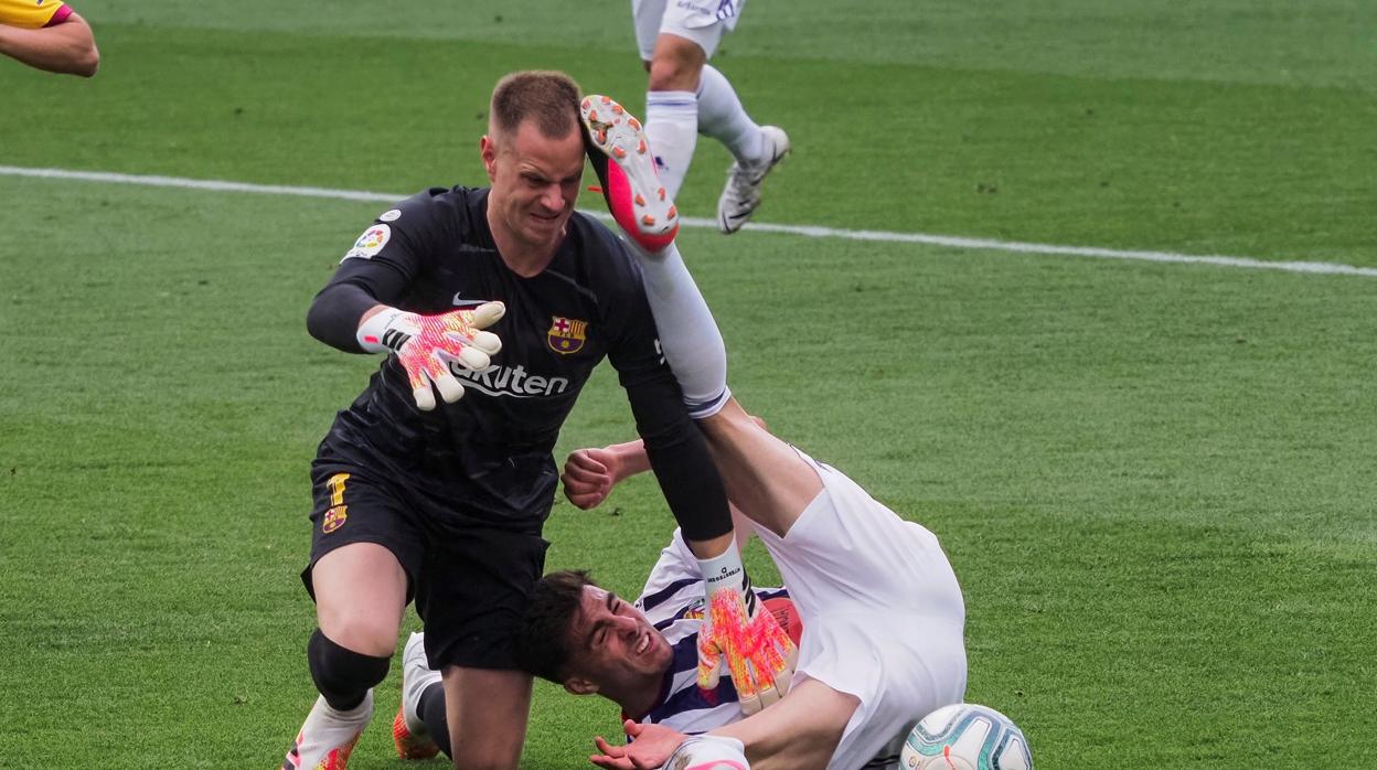 Ter Stegen durante una jugada del partido en Valladolid