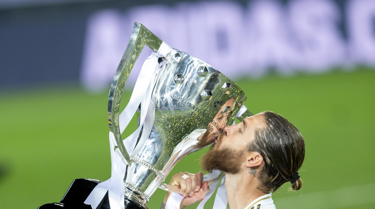 Sergio Ramos besa la copa de la Liga