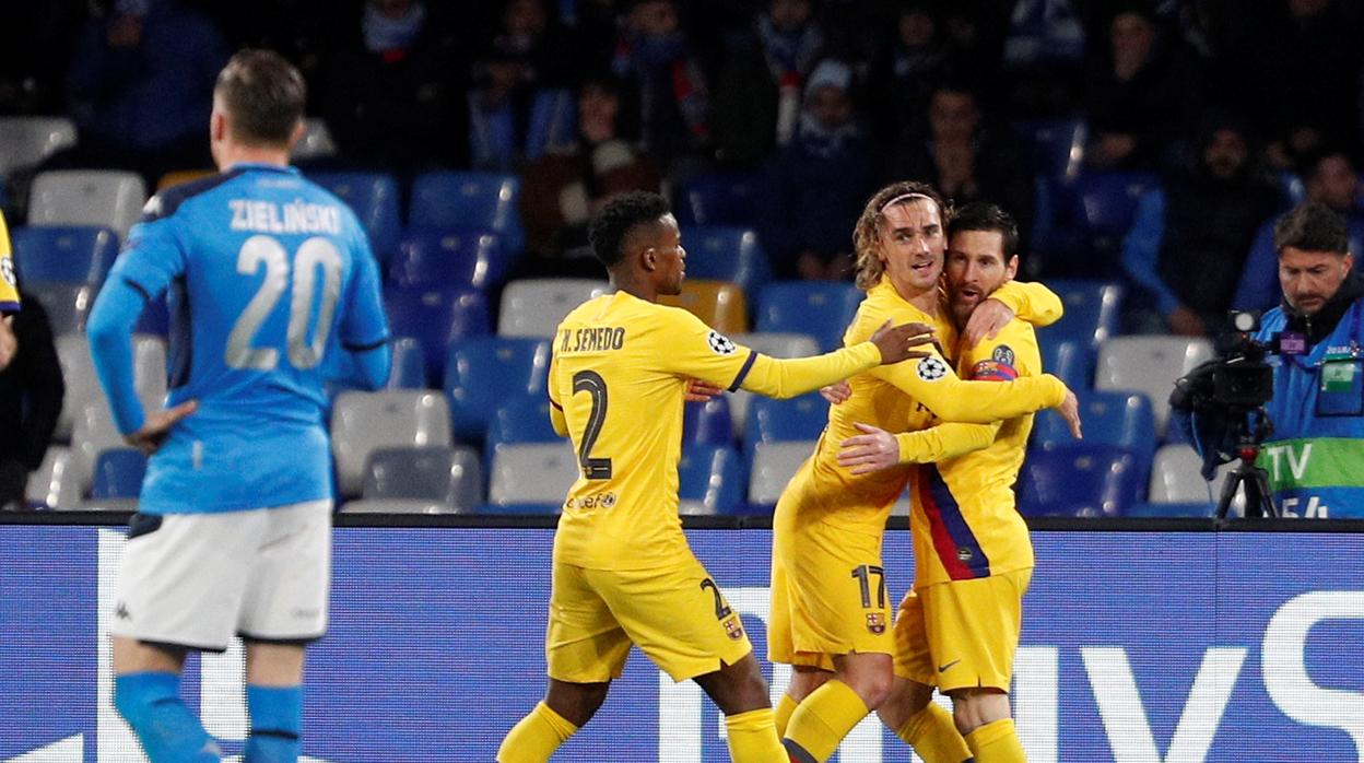 Messi y Griezmann celebran el gol del Barcelona en San Paolo en el partido de ida