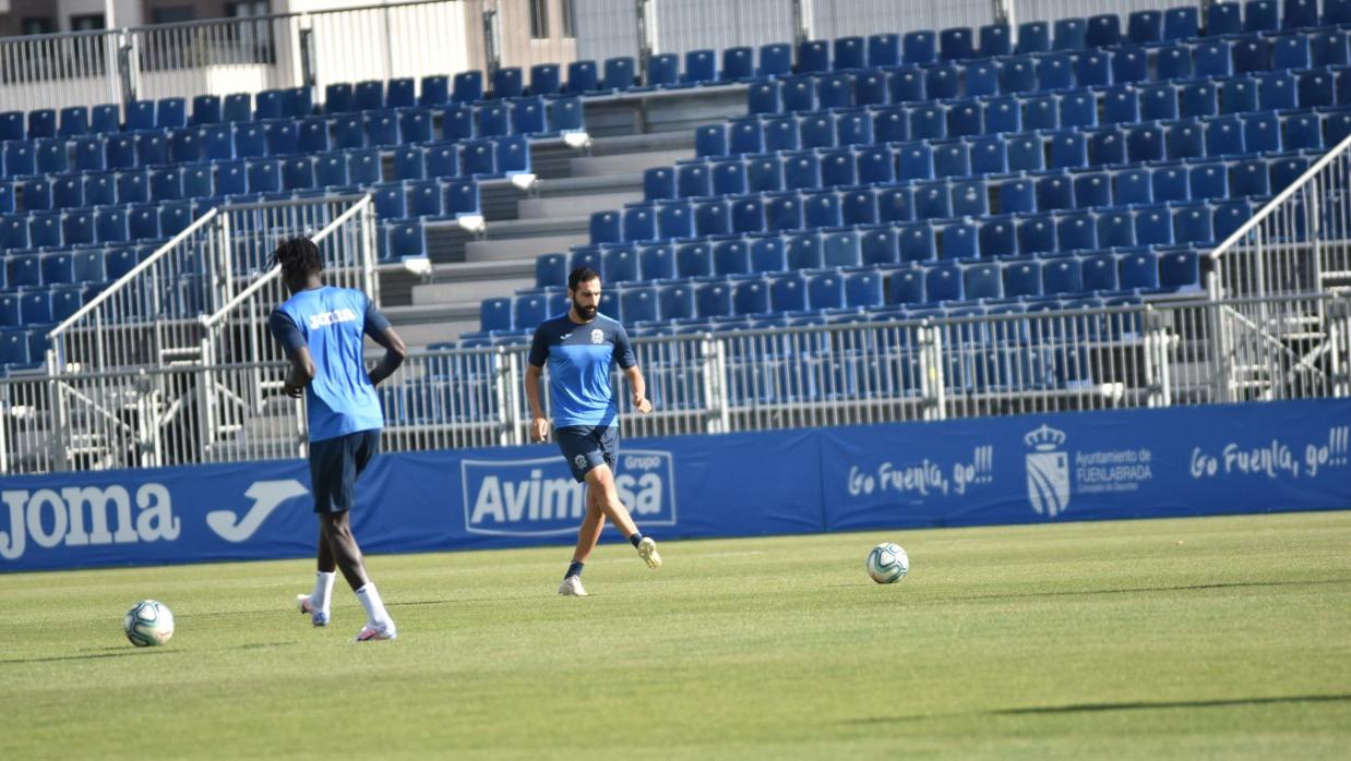 Los jugadores del Fuenlabrada, entrenándose este lunes en el Fernando Torres