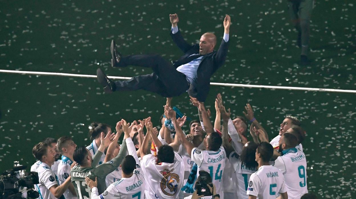 Zidane, manteado por sus jugadores en Kiev, en junio de 2018, tras ganar la Decimotercera