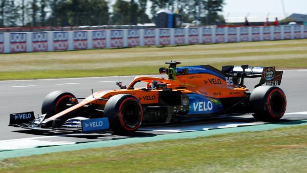 Mercedes domina los primeros libres en Silverstone con Sainz lejos de los mejores