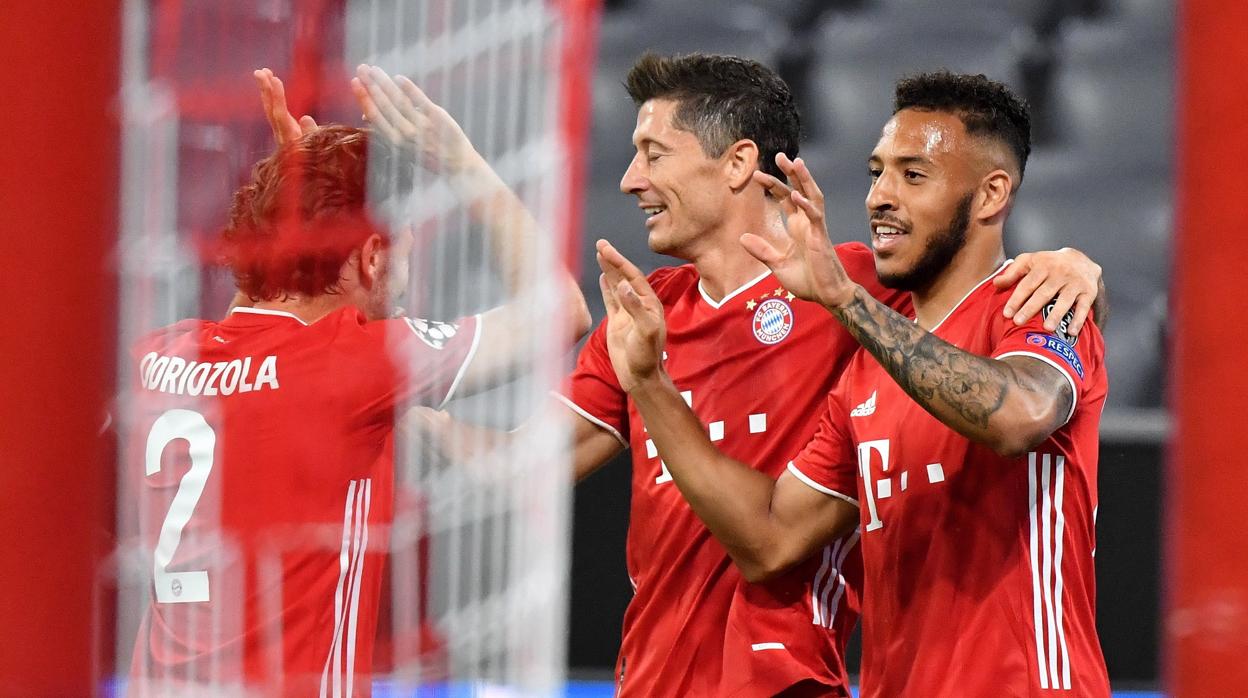 Los jugadores del Bayern celebran uno de sus goles al Chelsea