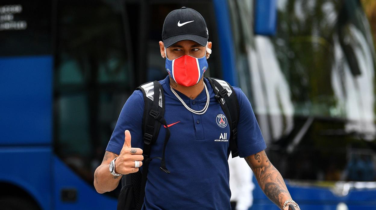 Neymar, antes de comenzar el entrenamiento de ayer en Da Luz