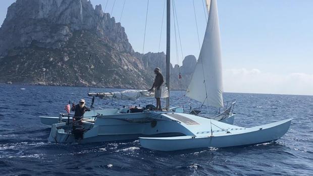 Stuart Rogerson, de 73 años, nueve meses de travesía en un pequeño trimarán de 30 pies llamado «Nandi»