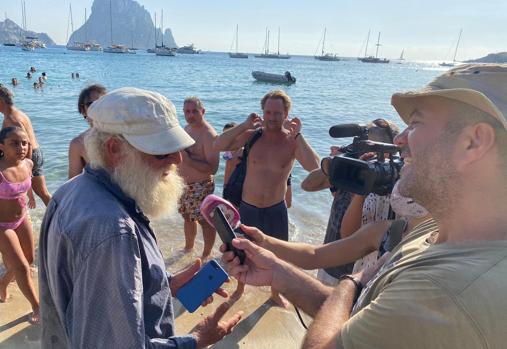 Stuart Rogerson, de 73 años, nueve meses de travesía en un pequeño trimarán de 30 pies llamado «Nandi»