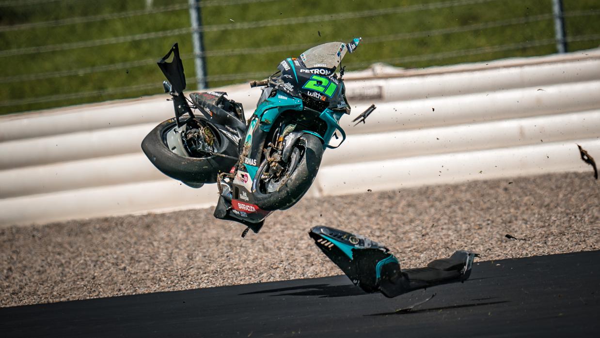 Las motos volaron sobre la pista tras el accidente