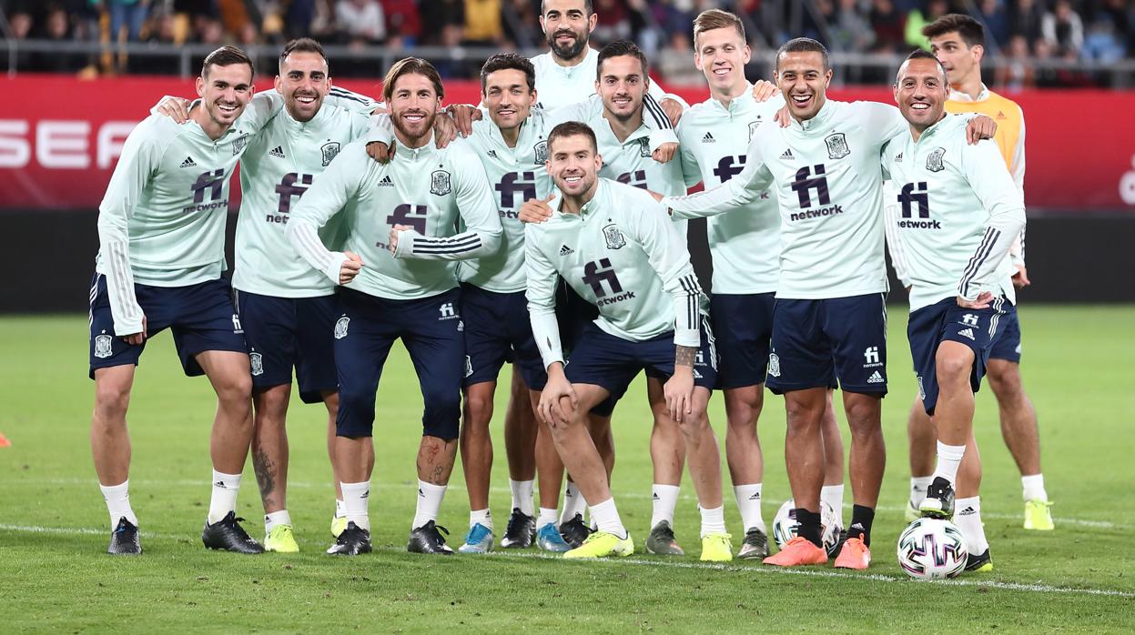 Los jugadores de la selección, con la camiseta del nuevo patrocinador