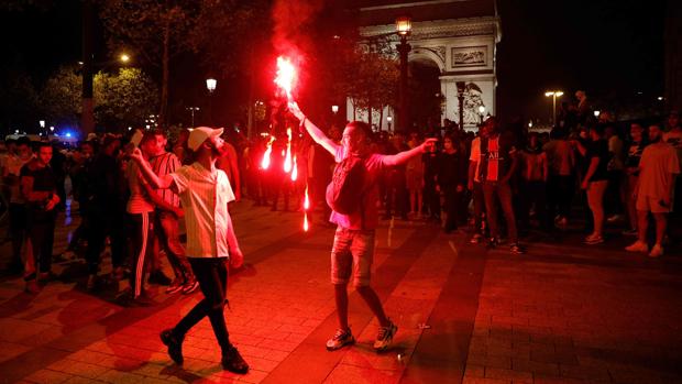 Sin mascarilla ni distancia social, la vergonzosa celebración de los ultras del PSG