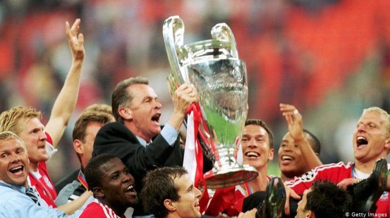 Ottmar Hitzfeld celebra la Champions conquistada con el Bayern