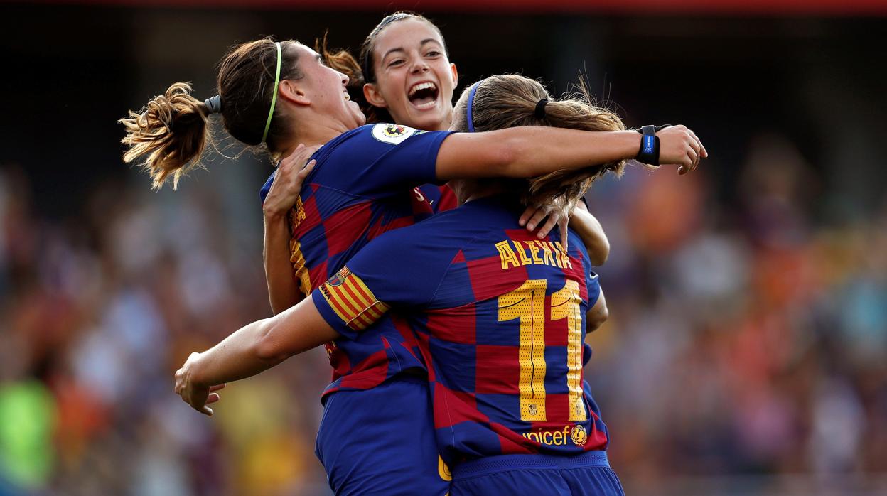 Aitana Bonmatí celebra un gol del Barcelona junto a Alaxia Putellas y Mariona Caldenteny