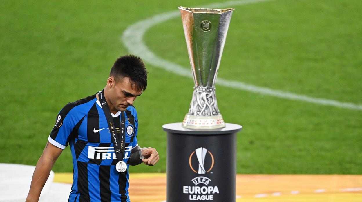 Lautaro pasa por delante del trofeo de la Europa League, ganada por el Sevilla