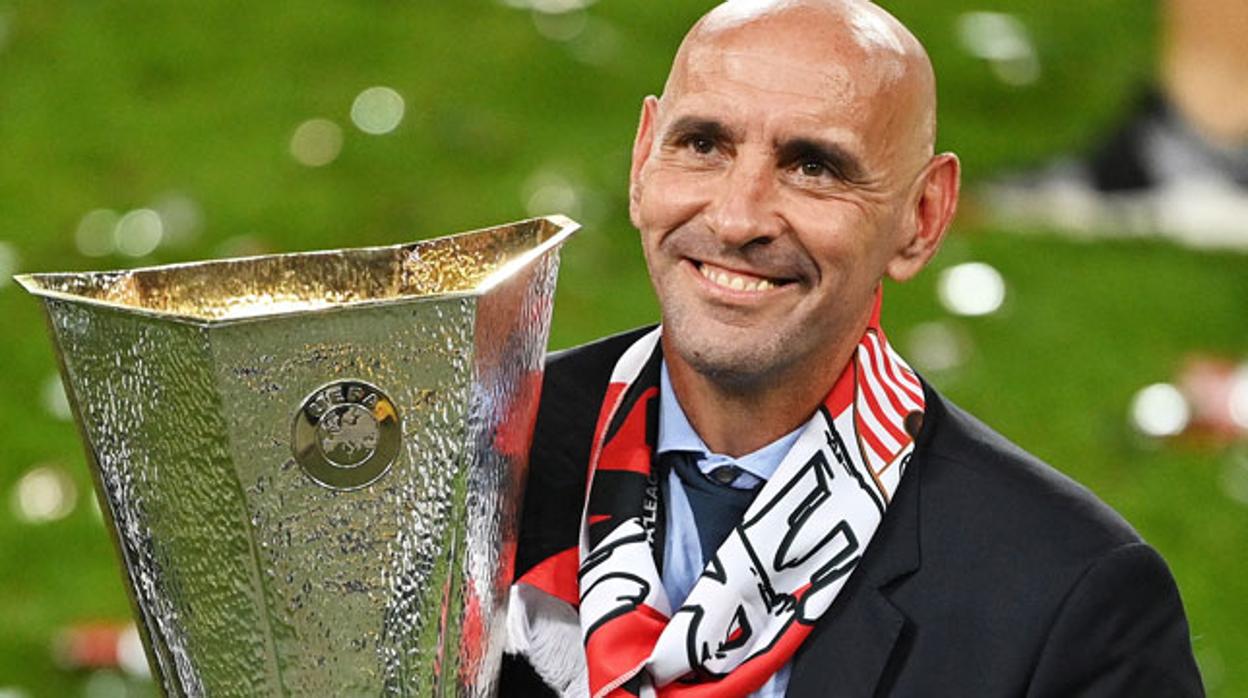 Monchi posa con la copa de la Europa League tras el título ganado por el Sevilla FC ante el Inter.