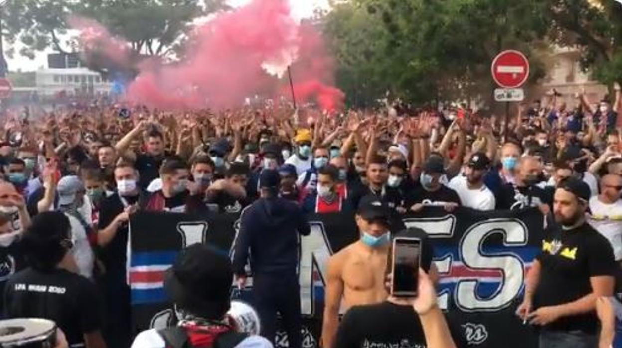 Los hinchas del PSG vuelven a ignorar el coronavirus