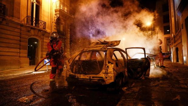 Incendios, robos y 148 detenidos por los disturbios producidos en París tras la derrota del PSG