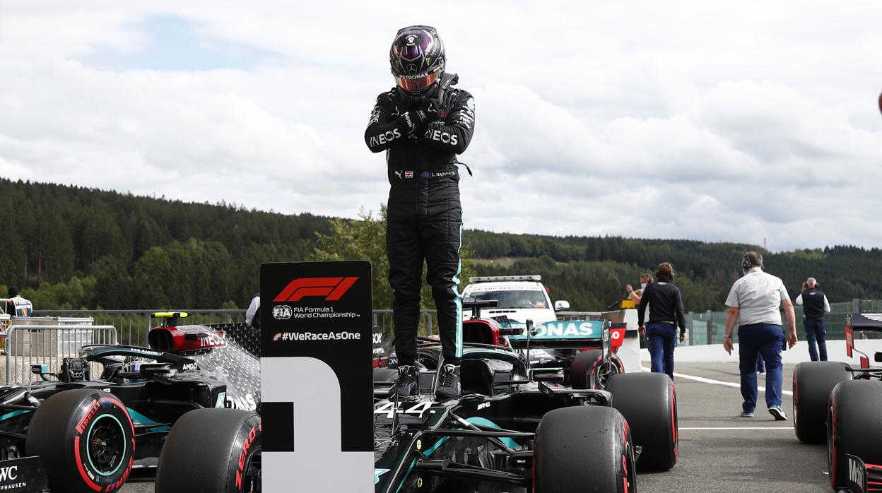 Lewis Hamilton celebra su pole en el circuito de Bélgica