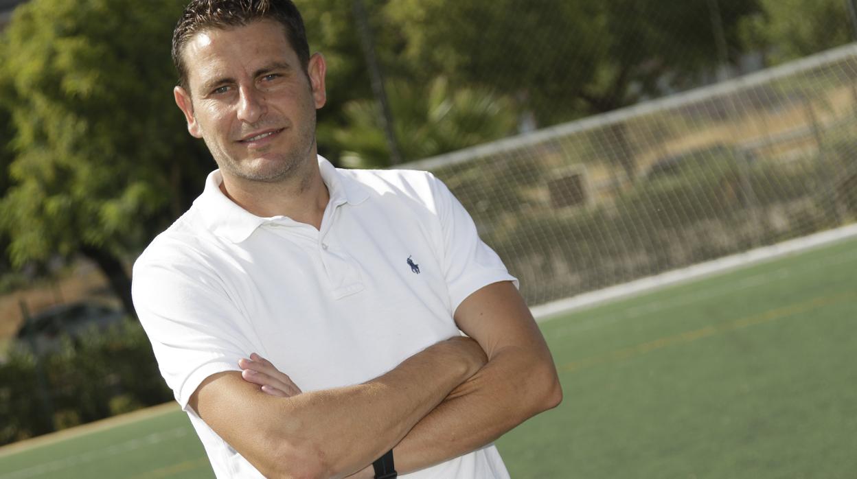 Jorge Figueroa Vázquez, árbitro de fútbol profesional, posa en las Instalaciones Deportivas La Cartuja