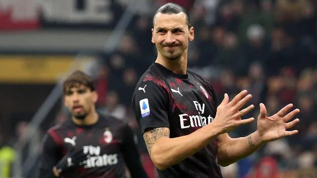 Ibrahimovic continuará jugando en el AC Milan esta temporada