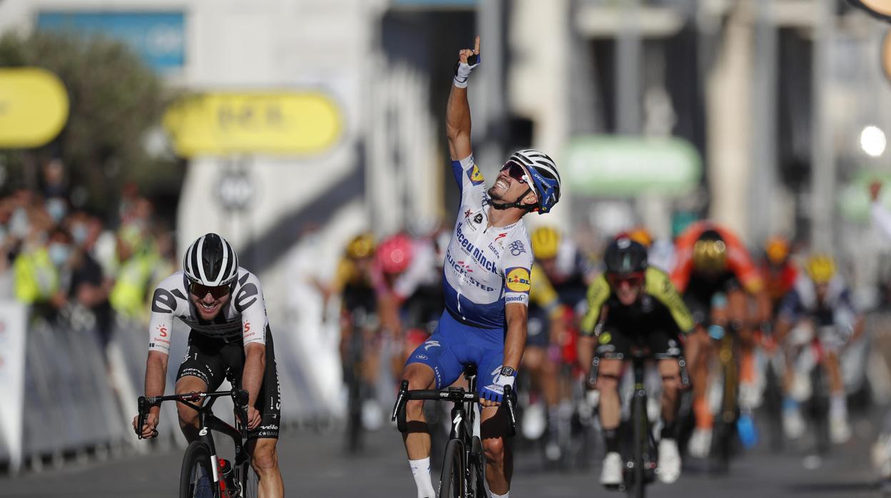 Alaphilippe gana y se viste de amarillo