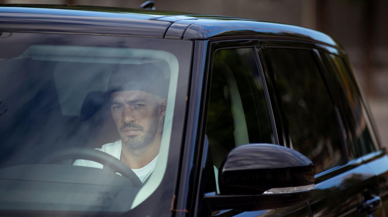 Luis Suárez llegando ayer a la Ciudad Deportiva