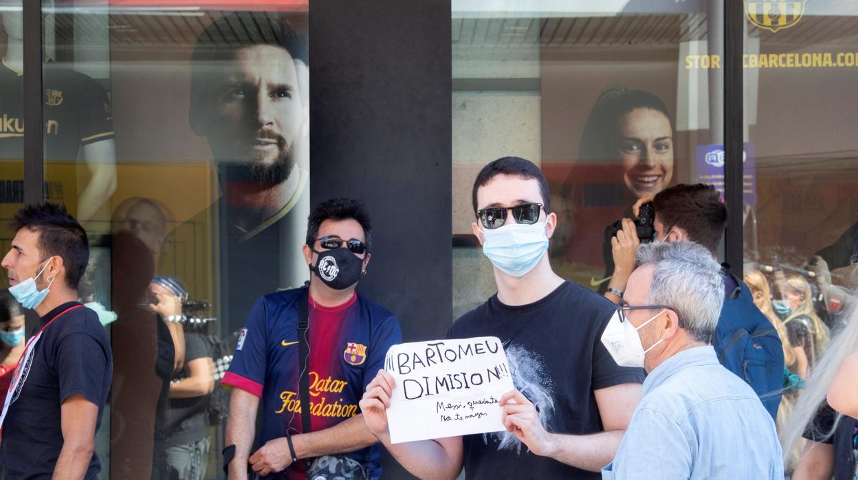 Un reducido grupo de aficionados del Barcelona se manifestaron ayer en los aledaños del Camp Nou