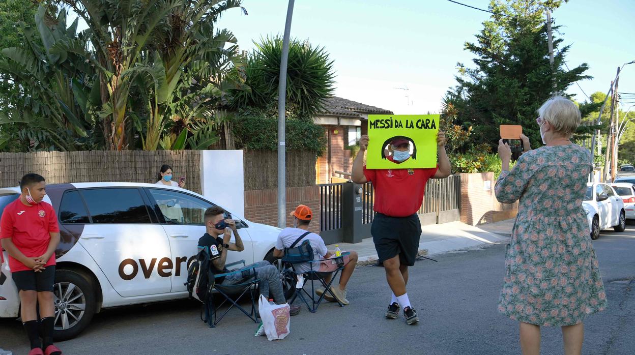 Aficionadose se manifiestan en las puertas del domicilio de Messi