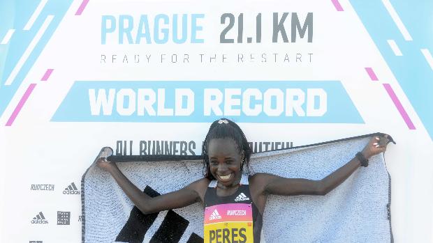 Jepchirchir corre el medio maratón femenino más rápido de la historia