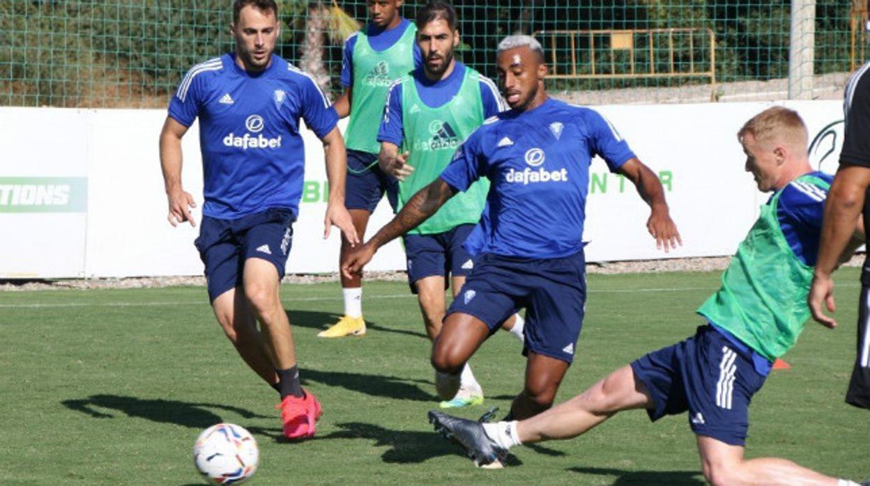 Carlos Akapo pugna por un balón con Jonson en una sesión.